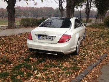 На Киевской набережной кто-то припарковал своего "оленя"