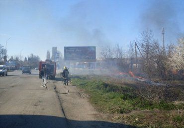 В Ужгороде в нескольких метрах от автозаправки "БРСМ" произошло возгорание