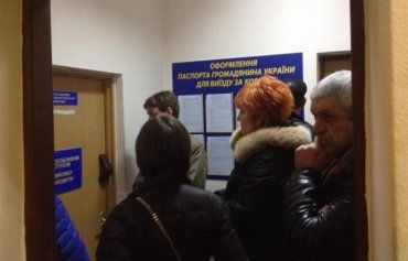 Закарпатцы массово делают биометрические паспорта в ужгородском ОВИРе
