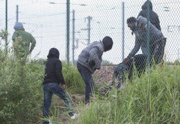 Нелегалы из Гвинеи пытаются пробраться в темноте в Венгрию