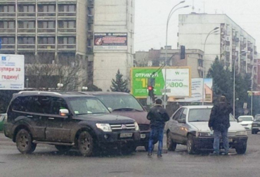 В Ужгороде на регулируемом перекрестке столкнулись три иномарки