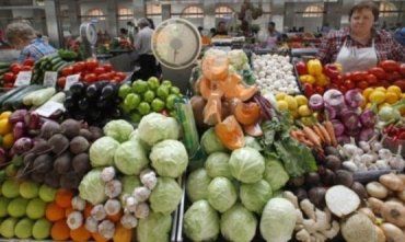 На «зеленом» рынке в Ужгороде осенних овощей в достатке