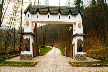 В Закарпатье посетителей Парка Шенборна встречают огромные входные ворота