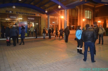 На ужгородском железнодорожном вокзале собралось большое количество людей
