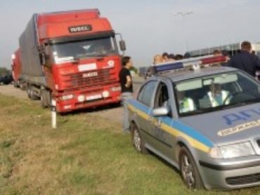 По дороге в Закарпатье дальнобойщик столкнулся с авто ГАИ