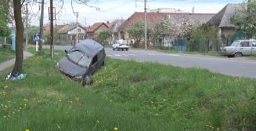 В Ужгороде Skoda Fabia столкнулся с трактором и оказался в кювете