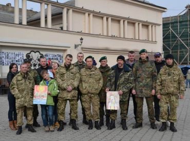 Военные имели возможность осмотреть выставку рисунков учеников Ужгородской школы