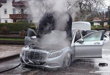 В Мукачево пожар уничтожил совершенно новый автомобиль «Mercedes E-Class»