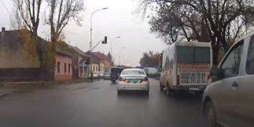 Новая полиция в Ужгороде игнорирует правила дорожного движения