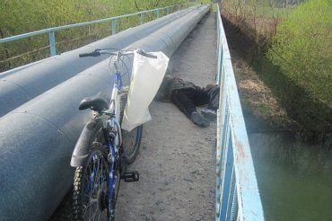 На мосту поселка Кольчино в Мукачевском районе обнаружили тело мертвого мужчины