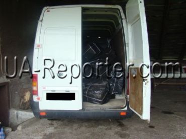 В Закарпатье задержали микроавтобус с 10 ящиками сигарет