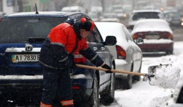 Трасса Киев-Чоп завалена автомобилями в сугробах по всей длине