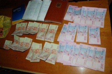Старший участковый инспектор получил взятку в размере 7400 гривен