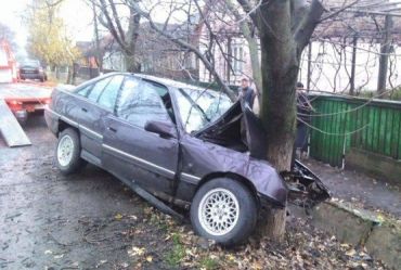 Водитель автомобиля Опель на огромной скорости врезался в дерево