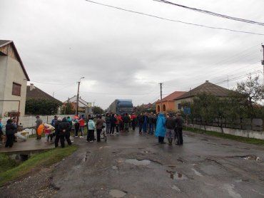 Около сотни жителей закарпатского села Дяково перекрыли дорогу в Румынию