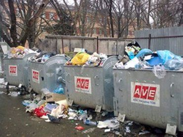 В Ужгороде мусор вывозят-вывозят, а мусорные баки заполнены