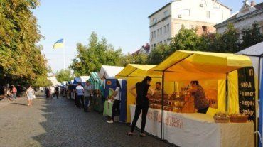 В Мукачево сегодня началась настоящая "Медовая ярмарка - 2015"