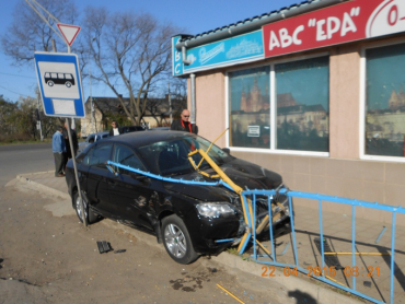 В Ужгороде пьяный на Skoda Rapid сбил пешеходов и едва не заехал в автомагазин