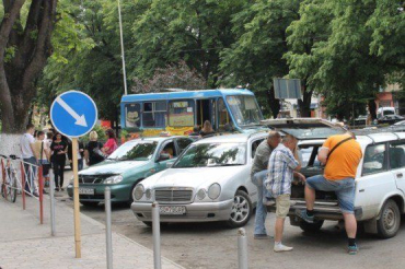 Припарковать свой автомобиль в будние дни в Ужгороде невозможно