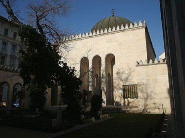 Внутренний двор и кладбище синагоги в столице Венгрии