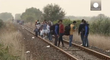Сотни беженцев пересекают границу между Сербией и Венгрией