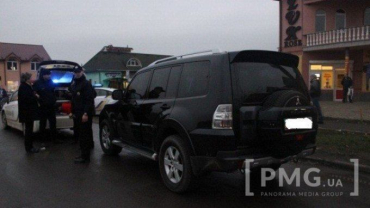 В Мукачево пьяный водитель джипа Mitsubishi Pajero врезался в два микроавтобуса