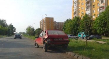 В Ужгороде после аварии "восьмерку" слегка закинуло на газон