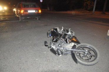 На Закарпатье мотоциклист на «Ямахе» влетел в авто «Лада Калина»
