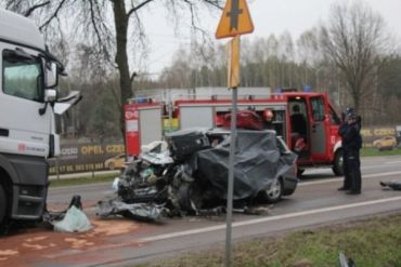 В Польше "Фольксваген" выехал на встречку и столкнулся с грузовиком