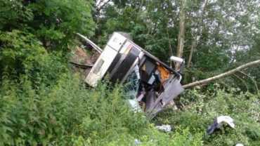 У Тернопільської області туристичний автобус впав у обрив, є жертви