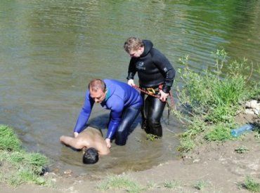 В Мукачево ужгородские водолазы нашли труп утопленника