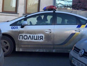 Патрульная полиция в Ужгороде "оригинально" помыла служебный автомобиль