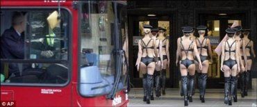 Прекрасная армия девушек блокировала движение в Лондоне