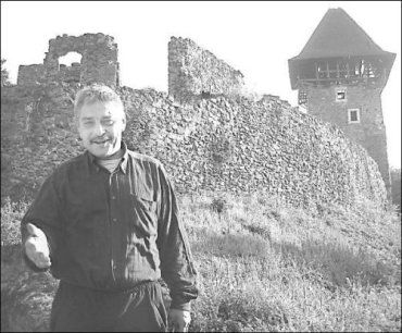 Археолог Александр Дзембас стоит возле остатков стены Невицкого замка