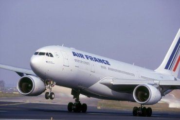 Самолет сел в Бухаресте из-за смерти пассажира и не смог взлететь