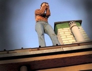 Смерть школьника, который прыгнул с крыши дома, потрясла весь Ужгород