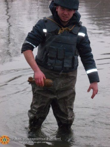 Ужгородец во время моржевания в реке Уж нашел взрывчатку