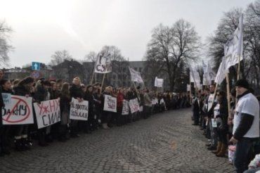 В Ужгороде студенты Ужгородского национального университета провели митинг