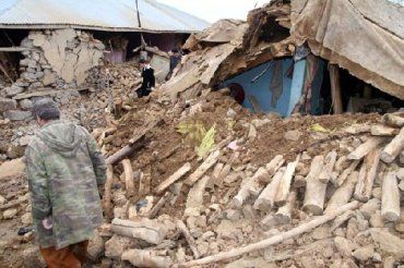 Число жертв сильного землетрясения на востоке Турции возросло до 57 погибших