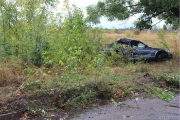 «БМВ» занесло на мокрій трасі і автівка врізалася в дерево!