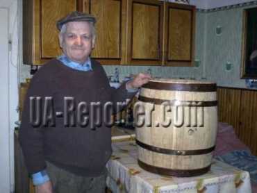 Михаил Левчак из Ужгородского района изготовливает деревянные бочки для вина