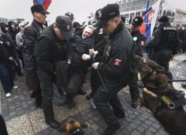 Полиция Братиславы применила силу против неонацистов