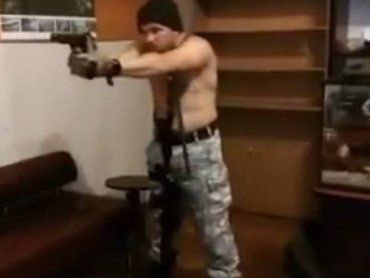 Террорист тренируется менять оружие в руках