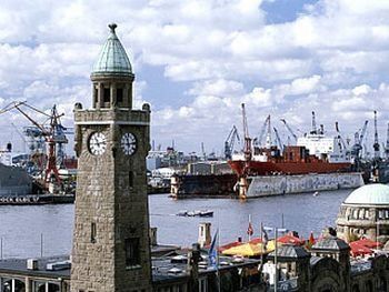 В порту Гамбурга нашли 50 тысяч блоков сигарет