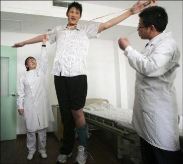Китаец Чжао Лян - самый высокий человек на Земле