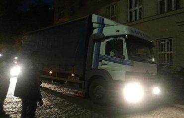 Авто з виборчими бюлетенями прибуло в Ужгород лише надвечір.