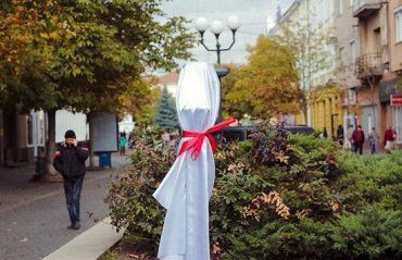Другу за ліком скульптура від ужгородця Михайла Колодка відкрито в Мукачеві.