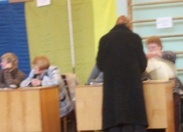 В Іршаві першою голосувати прийшла 87-річна бабуся з подругою.