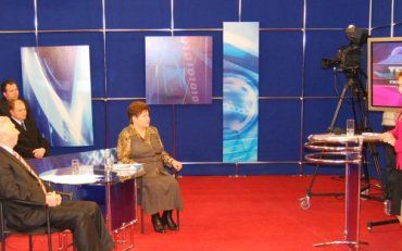 Ведуча телемосту в Луганську Олена Чукальська з гостями студії