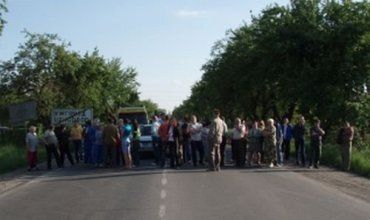 Люди перекрыли ул. Минайскую - на въезде в Ужгород
